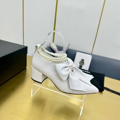Chane*｜小香24P新品大蝴 蝶结珍珠双c靴子系列 超仙的大蝴蝶结凉拖鞋 大蝴蝶结也是当下流行趋势 非常足的松弛感 上脚非常简洁优雅。 面料采用定制材质 内