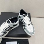 Amiri骨头鞋情侣款，日常休闲必备单品，情侣鞋。适合各种场合！Amiri骨头鞋凭借鞋侧颇具独到风格的骨头图案，充满酷感又百搭！杨幂，陈伟霆等超多明星出席节目或