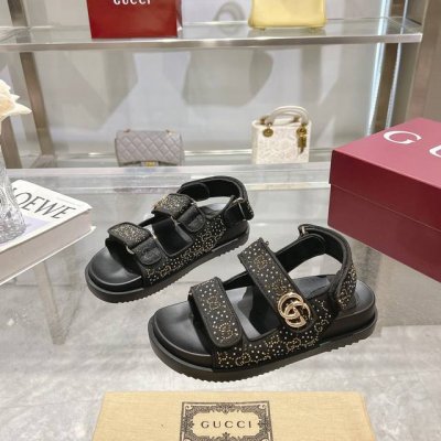 8818-5 黑G钻 35-42 这款平底凉鞋采用魔术粘带设计，现代感十足且充满运动气息，带来舒适感受。这款配饰以黑色GG水晶帆布匠心打造，鞋面绑带缀饰雅致的双