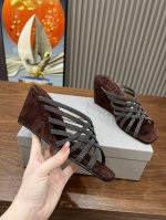 Brunellocucinelli 。时尚坡跟上新款了。 面料：进口羊绒。内里羊皮，纯铜珠链，上脚美观大方，百分百原版开发。原版包装，跟高6公分 码数35 －4
