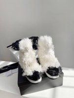 短 高 Chanel 小香家秋冬重工爆款毛毛靴 小红书力推款，怎么搭配都好看，时髦精必备，香奈儿女士钟爱简约又难以抗拒系搭配展现与众不同的穿搭风格、自由混搭闪耀