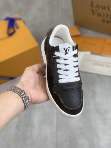 工厂价 一眼心动的LV新款24ss 航海刺绣运动鞋新品LV Confetti系列黑白配色，是全皮材质。麂皮拼接小牛皮！刺绣版面是L家航海元素的刺绣，超级精致好看
