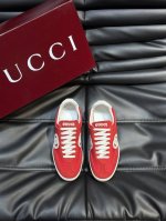 Gucc* 新品男士运动鞋出货，这款运动鞋设计灵感源自意大利海岸的夏日风情和海滩俱乐部 低调内敛的互扣式双g巧妙呼应贯穿该系列的含蓄设计美学 甄选进口翻毛皮革搭