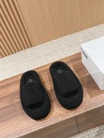 莞产 The Row 萌萌羊羔毛拖鞋 秋冬时尚百搭休闲潮流羊毛拖 海外代购版本，爆款一个接着一个，冬天 还是需要一双保暖时尚洋气百搭的羊毛拖鞋，随意搭配都好看，