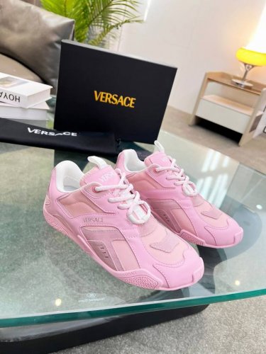 实价不让利 ！明星同款露思同款versace 全新推出的一款 Sneakers : Galaxia来自范思哲ss25的超轻德训。脚感无敌好男女都可，百搭不挑人。