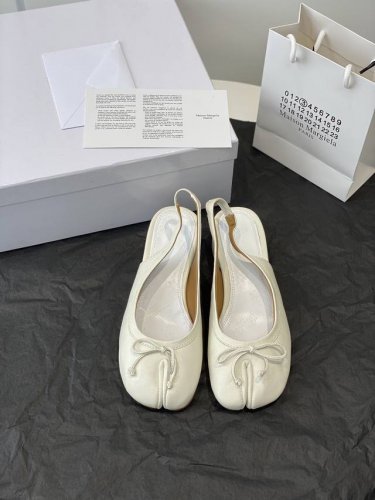 高定品质！Maison Margiela MM6分趾鞋 Tabi 意产植鞣羊皮！对小个子的女生来说，实在是太友好了！时尚又不失时髦，日常通勤穿也不会累脚。欢迎对