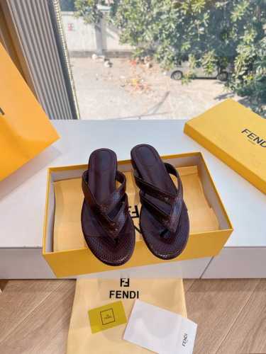 350所见即所得G288顶级版本Fendi 芬迪夹脚人字凉鞋拖鞋走秀主推系列，新品上线，芬具桌脚设计灵感改创于今年秀场的主推系列鞋履 当季新品拖鞋，众所周知，鞋