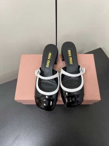 Miu Miu 缪缪 2025早春新品钮扣粗跟玛丽珍半拖穆勒鞋 专柜主打最新走秀款 蝴蝶结复古玛丽珍粗跟单鞋火爆上新！ 缪家高货 顶级工艺打造精品质感 无敌舒适