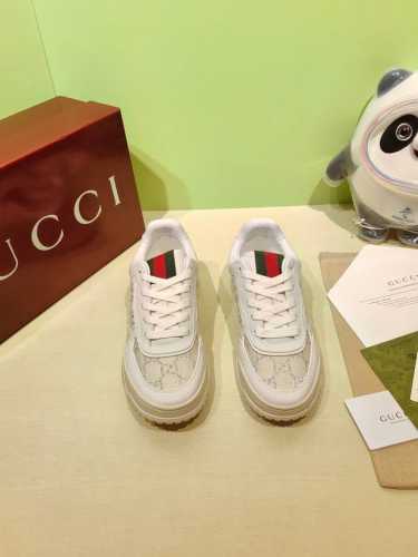 顶级版本 情侣款 Gucci 新款低帮休闲鞋运动鞋板鞋 Re-Web是由品牌创意总监sabato De Sarno倾心设计的首个运动鞋系列，以现代版型大胆演绎g