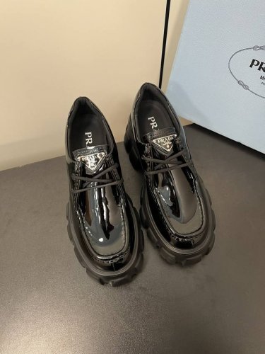 男款50Prada普拉达三角标情侣系带厚底乐福鞋 白色不做男款 原版1:1定制，今年最潮的三角标一脚蹬英伦风复古情侣小白鞋，众多网红上脚，这款鞋，牛皮拼色，注塑