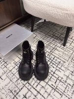代购级 SMFK 25ss 最新 四季马丁 新款马丁靴卖疯了 宝子们！吴宣仪同款最近非常门 爆真的是很耐看越看越喜欢！这款银色马丁靴真的太适合冬天了 颜色亮眼让