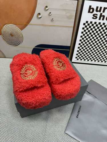 顶级版本 厚底真羊毛！新色！Balenciag 巴黎世家潮品毛拖 ！ 最新的 Political Campaign 徽标刺绣！高级感满满当当！ 欧美名媛 明星