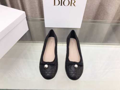 Dior24Ss早春新款珍珠芭蕾舞鞋 这是一款绗缝牛皮革精心制作，饰以藤格纹图案，搭配弹力皮革系带和白色cd树脂珠饰，别具一格。 大底：真皮大底 Size：35