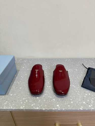 PRADA 普拉达 25ss春夏新款 平底方头包头半拖简单的设计大概就是它最让人喜欢的点 不是烂大街的那种 很有自己的品牌个性！上脚美爆好看又时髦的决绝子单品开
