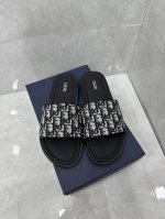 Dior Alias凉鞋是2024年新品，是一款悠闲而精致的作品。该风格采用米色和黑色Dior Oblique提花制成，展示了简单便捷设计。这款凉鞋由黑色皮革和