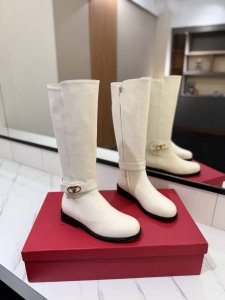 Valentino Garavanivl -V专柜最新款骑士战靴外侧v扣锁版面设计-内侧拉链开合 顶级版本绝对史上最强货 舒适好穿楦型与专柜一致，优雅气质、 面