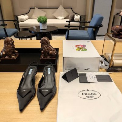猫跟成形底穆勒鞋 顶级包装配套最高版本 PRADA 普拉达春夏新品， 顶级版本 实力来袭！官方原版真丝绸缎版本。 当红巨星金晨同款凉鞋，时髦百搭nice单品，意
