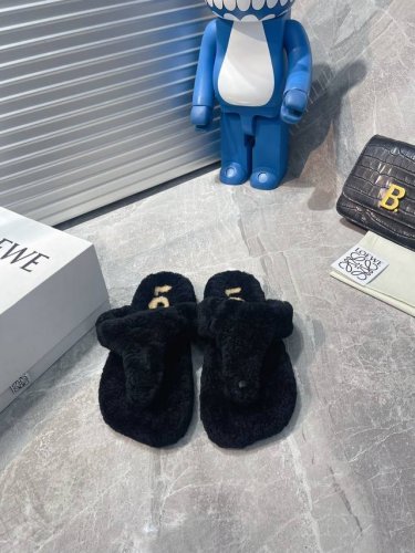 Loewe罗意威 最新王炸爆款拖鞋 夹趾平底毛拖 进口羊毛材质 舒适度极高，非常具有辨识度，美貌与实用并存舒适而不单调的毛毛拖！ 面料:原版定制羊毛 内里:原版