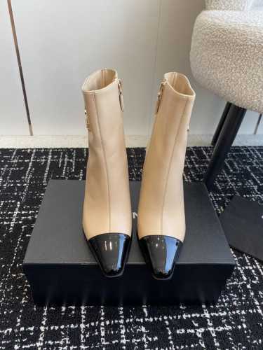 代购级 Chanel 香奈儿 24Ss 秋冬新品 方头细跟 短靴 适合一切脚型，显瘦百搭～经典版型搭配组合营造出了很强烈的高级感 上脚非常精致 俏皮 而且很显女