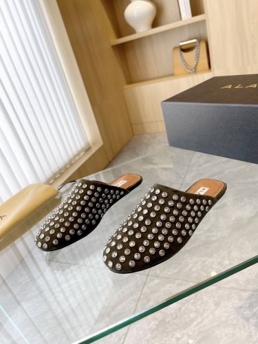 price: 360 品 牌：Alaia 阿莱亚24S新品复古扣带玛丽珍鞋芭蕾舞鞋 走秀款平底芭蕾舞鞋章小蕙同款甜酷芭蕾风，人气超高的一款芭蕾舞鞋，浪漫又迷人舒