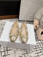 代购版本 大厂出品 Dior Ss25 New Arrival～ 迪奥2025春夏新品｜玛丽珍后空凉拖鞋 D家经典小圆头造型搭配蝴蝶结珍珠饰以点缀， 可爱俏皮减