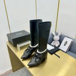 Chane*｜小香24P新品大蝴 蝶结珍珠双c靴子系列 超仙的大蝴蝶结凉拖鞋 大蝴蝶结也是当下流行趋势 非常足的松弛感 上脚非常简洁优雅。 面料采用定制材质 内
