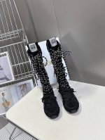 Dior迪奥春夏走秀款涂德训靴子 太古汇Rmb11 购入开发 25Ss春夏秀场出镜率最高的单品 这双鞋改变了之前印象中的阿甘鞋单一的设计风格 保留着原本的造型