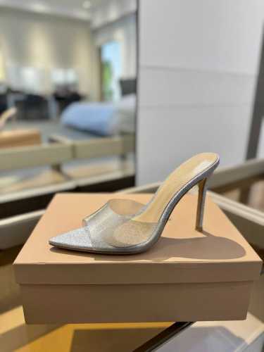 价格P： {半拖} 吉安维托 罗西 Gianvito Rossi Eiko Stiletto，轻松移动。这款 Gianvito Rossi 拖鞋采用配有精致的胶