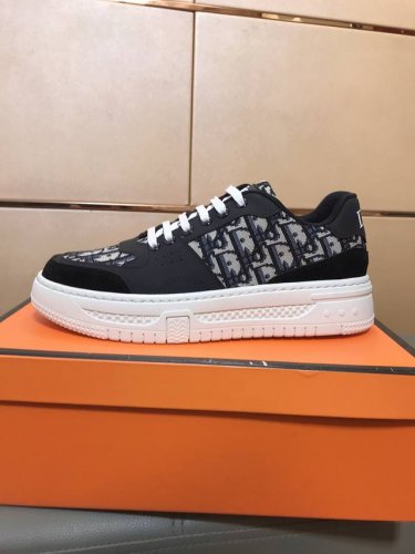 工厂价 Dior 迪奥中帮休闲运动鞋延续 Di*R的经典款式 鞋面选用品牌印花面料+牛皮革制作，“Cd Icon”造型的巧妙精致，双色橡胶鞋底、提升格调 时尚百