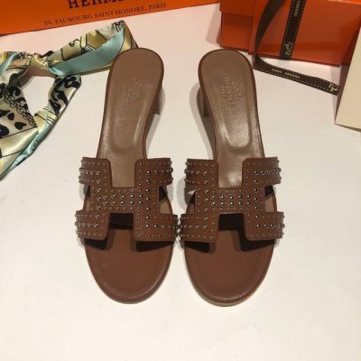 顶级品质 上新hermes H拖鞋铆钉粗跟系列 超级有档次的一款贵妇h拖鞋，绝对人手一对。 100%购入正品1：1定制，楦型、原模具、皮料，都专为这款而定制的。