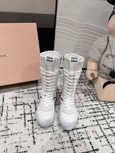 顶级品质 Miumiu Ss24 New Arrival～ Miu家2024秋冬新款运动靴新品 设计理念源于拳击靴和芭蕾舞鞋两者的结合， 动感而柔美～体现了纯正