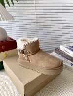 工厂价： 短筒雪地靴 秋冬阿哥新款系列 多色可选 原始可爱的外观，隆丰皮毛一体100%原版搭配单毛线 非常的珍贵费时 进口羊毛皮毛一体 保暖舒适加倍呵护双脚 冬