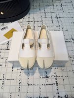 Maison Margiela 24 马吉拉帆布系带分趾鞋 很白净的款式 分趾系带小白鞋 马吉拉标志的分趾设计搭配一点点小心机的带子设计 很简约很有特色 脚感舒