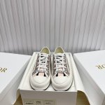 出厂 ，现货高品质 Dior 迪奥 平底运动鞋采用全刺绣标志性图案市场顶级品质国外专柜爆款非市场普通仿版面料采用意大利进口布料刺绣鞋面，原版模具注胶logo磨砂