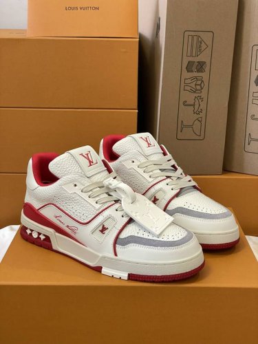 顶级版本 情侣款上线本款LV Trainer运动鞋款号 DD0223 再现设计师Virgil Abloh自篮球鞋中挖掘的时尚潜力。粒面牛皮革构筑繁复鞋面，手写体