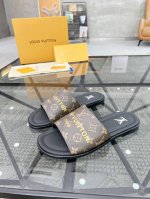 L 顶级代购 路 炸街男神真皮大底新品拖鞋专柜同步，鞋面意大利进口老花牛皮面料，高品质印花拼接色彩工艺，鞋底：原厂特供原版底，独家活动成型底超级舒适，原厂跟单货