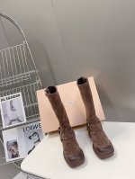 顶级版本miumiu秋冬限量走秀款长筒靴！ 今年最值得入手的靴子 没有之一！易梦玲同款超多网红明星上脚 Miumiu今年秋冬确实泰酷辣 秋冬限定款 专柜非常难买