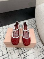 Miu Miu 缪缪 25 早春新品 专柜主打最新走秀款 珍珠扣复古玛丽珍粗跟单鞋火爆上新！ 缪家高货 顶级工艺打造精品质感 无敌舒适 绝对是一见钟情款！时尚百