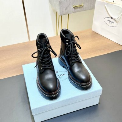 顶级版本 刘雯杨幂同款prada 普拉达2024早秋新款松糕鞋厚底马丁靴 短靴 双沿条复古马丁靴、这款上脚超级好看、而且还可以拉长腿型.复古手工擦色、高级感满满