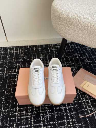 代购级 Miumiu 24Ss 秋冬新款 情侣 德训鞋 复古休闲鞋 最新款德训小白鞋，在找小白鞋还要复古的还要舒适的 还要那种德训鞋的可以看过来了 秋冬火爆款休