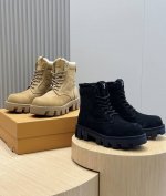 工厂价L家 Checker男士平底靴本款 Lv Checker 平底靴以正绒面牛皮革搭配舒暖羊毛皮内衬，以崭新风姿迈入冬季视野 鞋面局部压印 Damier 图案