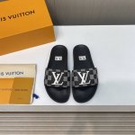 出厂价 顶级品质 Lv 驴家2024 情侣款 Miami 魔术贴凉鞋拖鞋，本款 Miami 凉拖取材 Mini Monogram 织物，与当季女士系列遥相呼应。