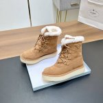 秋冬爆款 Prada普拉达 Ss秋冬最新厚底保暖毛毛短靴雪地靴！圆头三角扣毛毛鞋！ 网红爆款，官网同步最新款，顶级品质，毛茸茸的时髦感十足，舒适的圆头设计，不挑