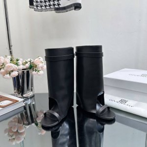 顶级版本givenchy最新款纪梵希 Shark Lock鲨鱼露趾短靴 钻面 皮面 原版1:1开发，腿部饰有皮革束带，内侧配有皮革拉链头，搭配金属扣，侧面饰有银
