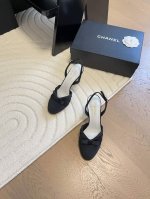 Chanel 25C新款蝴蝶结凉鞋简约而不简单的款，上脚特别显脚细。鞋面定制面，内里垫脚羊皮，加厚真皮大底。跟高7.5Size:35-39 其它码数定做