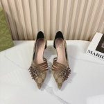 Gucci 24S秀场尖头高跟凉鞋 这双我称之为“氛围感之神” 柔颯利落的小尖头自带高级 扣带都是可以自由调节 细嫩的牛漆皮搭配金扣让你气质翻倍！ 鞋面：进口小