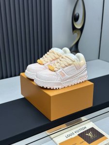 莞产淋胶顶级版本 ！Lv 早春淋胶胖丁情侣款，全新trainer2代胖丁鞋亮相！ 新款鞋型在鞋面设计上并没有太大的改动！而是鞋型变得更大更宽，更厚以及鞋舌变大取