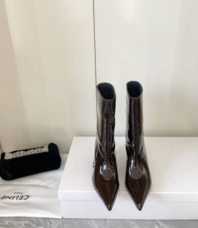 Amina Muaddi 24Ss秋冬新款 尖头足踝短靴 简约猫跟尖头时尚秀场短靴 简约设计。更加别具一格 是一双很有气质的高跟短靴 鞋面：进口头层牛漆皮 内里