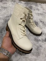 高 ，短240，二零二一早春成衣系列发布秀同款 Dior-Id 迪奥靴子，彰显现代风范。 富有质感的同色调橡胶镶片令鞋带若隐若现，以金色“Dior-Id”标志。