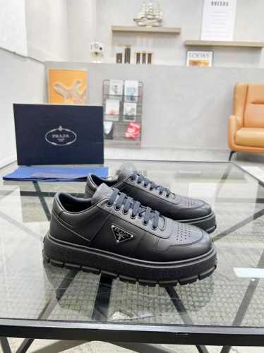工厂价: 38-44Prada 普拉达新款男士真皮运动鞋，市面最高版本 、欢迎任意对比！原版皮料质感极佳，超上档次！意大利进口胎羊网内里，可拆式垫！奢华用料、精
